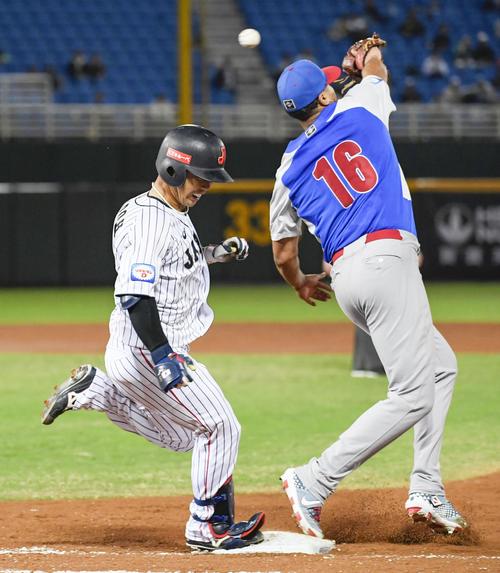 プエルトリコ戦の3回、内野安打を放ち一塁へ駆け込む侍ジャパン近藤（共同）