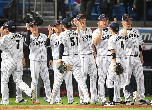 日本対プエルトリコ　高橋礼（右から2人目）はチームメートとタッチをかわして勝利を喜ぶ（撮影・山崎安昭）