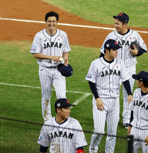 日本対プエルトリコ　勝利投手の高橋礼（左）はウイニングボールを手に笑顔を見せる、右は山崎康（撮影・加藤哉）