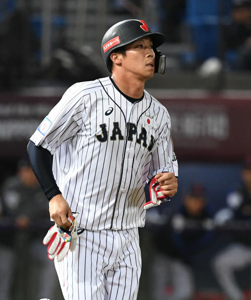 日本対プエルトリコ　3回裏日本2死、四球を選ぶ山田哲人（撮影・山崎安昭）