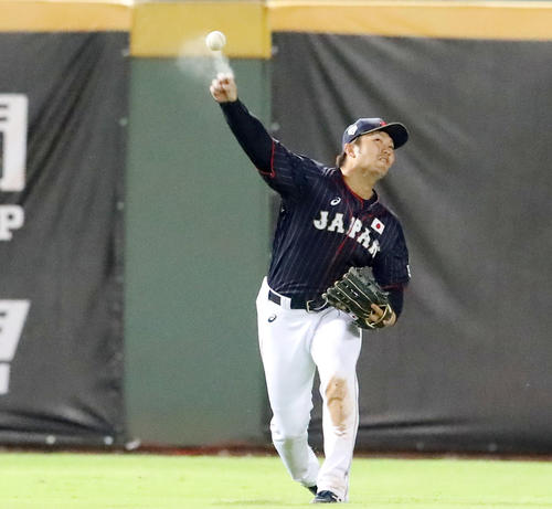 4回裏台湾1死一塁、鈴木は王柏融の打球を三塁へ返球するが判定はセーフ（撮影・加藤哉）