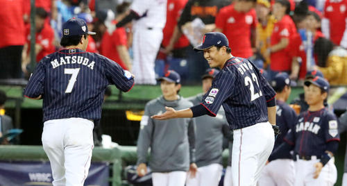 4回裏台湾2死一、三塁、大野は王威晨を中飛に打ち取り松田（左）ら守備陣を笑顔で迎える（撮影・加藤哉）