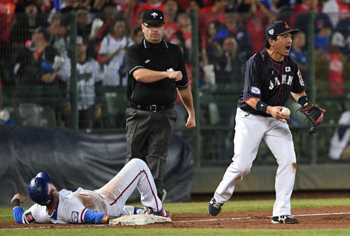 日本対台湾　4回裏台湾1死一塁、王柏融の安打で三塁を狙った林哲〓（王ヘンに宣）はタッチアウトの判定も、リプレー検証でセーフとなる。三塁手松田宣（撮影・山崎安昭）