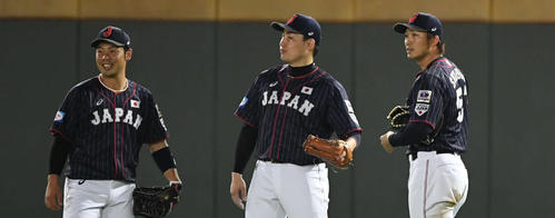 日本対台湾　4回裏台湾1死一塁、王柏融の安打で三塁を狙った林哲〓（王ヘンに宣）はタッチアウトもリプレー検証に。結果を待つ、左から近藤、丸、鈴木（撮影・山崎安昭）