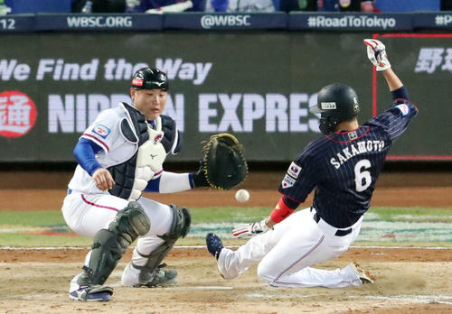 日本対台湾　6回表日本無死一塁、丸の適時二塁打で生還する一走坂本（撮影・垰建太）