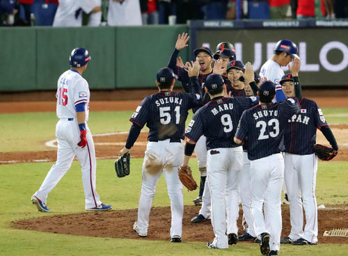 日本対台湾　台湾に勝ち笑顔でタッチを交わす侍ジャパンの選手たち（撮影・垰建太）