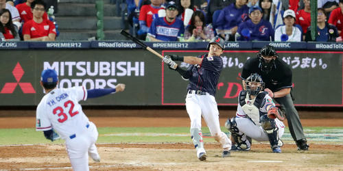 日本対台湾　9回表日本2死一、三塁、適時三塁打を放つ源田。投手陳禹勲（撮影・垰建太）