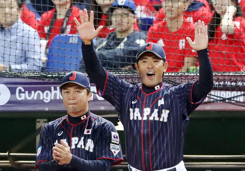 日本対台湾　6回表日本1死一塁、稲葉監督は一走坂本勇が丸の中越え適時二塁打で生還しベンチで両手を広げ笑顔を見せる（撮影・加藤哉）