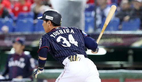1回表日本2死三塁、吉田正は右前適時打を放つ（撮影・加藤哉）