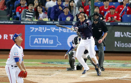 日本対台湾　3回表日本2死一塁、左越え2点本塁打を放つ鈴木。投手王宗豪（撮影・垰建太）