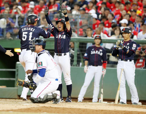 3回表日本2死一塁、鈴木（左）は左越え2点本塁打を放ち菊池涼（中央）の出迎えを受け生還する、右は吉田正（撮影・加藤哉）