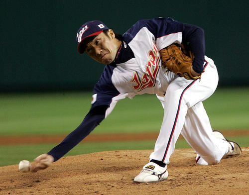 06年3月、WBC2次リーグの韓国戦で力投する渡辺俊介
