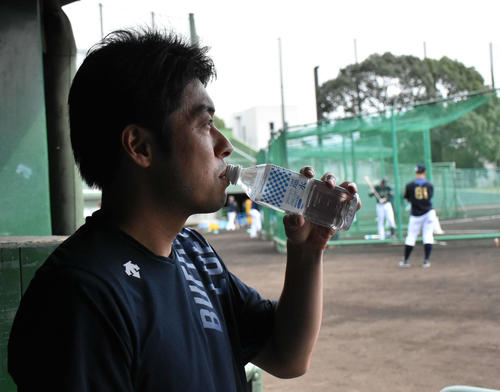 「巡水」を試飲するオリックス佐藤広報（撮影・真柴健）