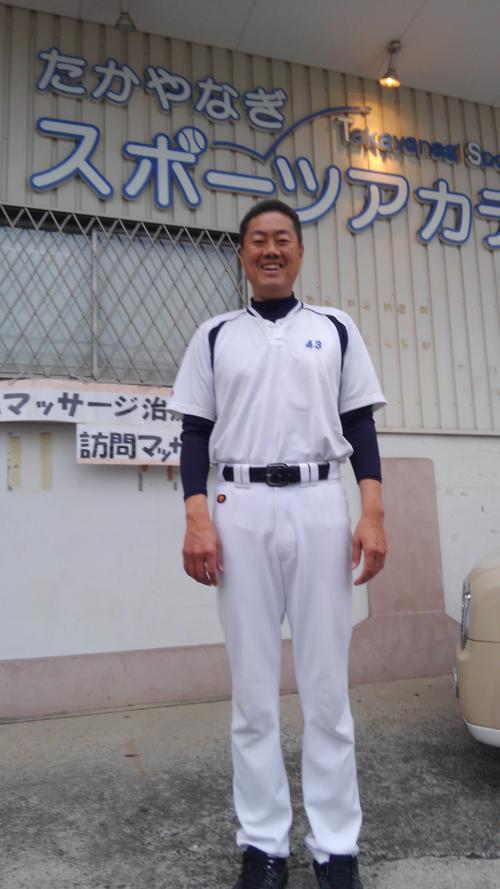 スポーツアカデミーの前で笑顔をみせる高柳氏