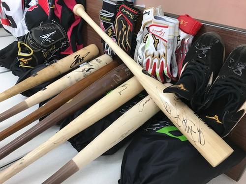 集まったロッテのチャリティーオークションのグッズ（球団提供）