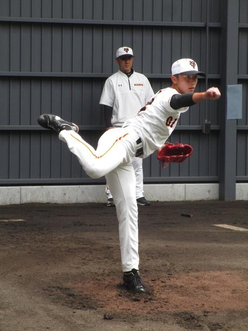 ブルペンで投球練習を行う巨人直江