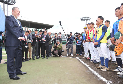 ワールドトライアウトの予選会を終えて、選手に「夢は絶対かなう」と激励のあいさつをする清原氏（左）（撮影・浅見桂子）