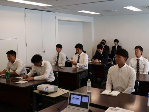東京6大学連盟の研修会に出席した広島1位の明大・森下（左から3人目）ら