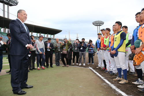 ワールドトライアウトの予選会を終えて、選手に「夢は絶対かなう」と激励のあいさつをする清原氏（左）（撮影・浅見桂子）