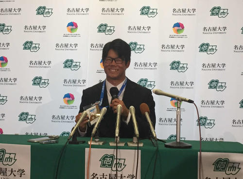 スカウトから贈られたドラフト会議入場証を手に笑顔を見せる中日育成1位名大の松田