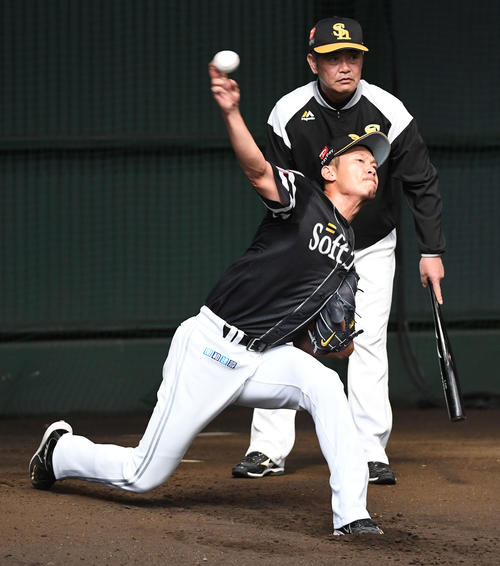 工藤監督（奥）が見守る中、投球練習する岩崎（撮影・今浪浩三）