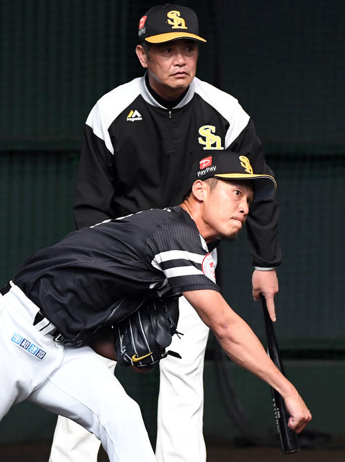 工藤監督（奥）が見守る中、投球練習する岩崎。右肘には手術あとが残る（撮影・今浪浩三）