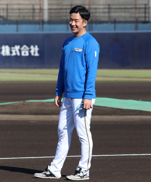 練習前に笑顔を見せる日本ハム斎藤（撮影・山崎純一）