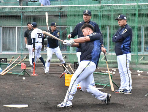 オリックス頓宮裕真のロングティー。後方右は西村監督（2019年11月04日撮影）