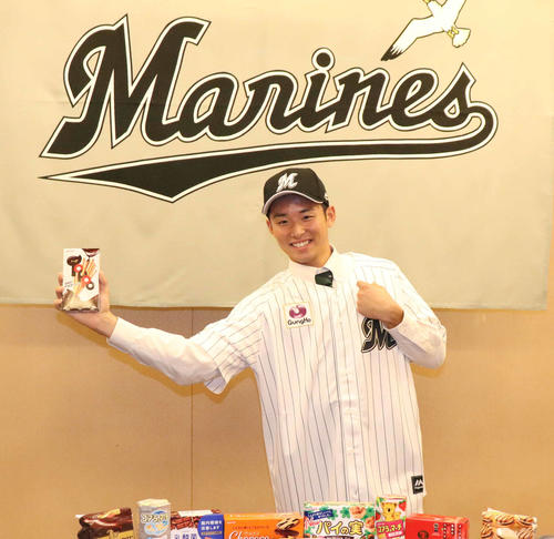 好物のトッポを手に横手投げのフォームを披露するロッテドラフト4位専大松戸・横山（撮影・久永壮真）