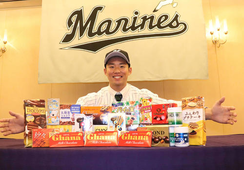 ロッテの菓子を前に笑顔のロッテドラフト4位専大松戸・横山（撮影・久永壮真）