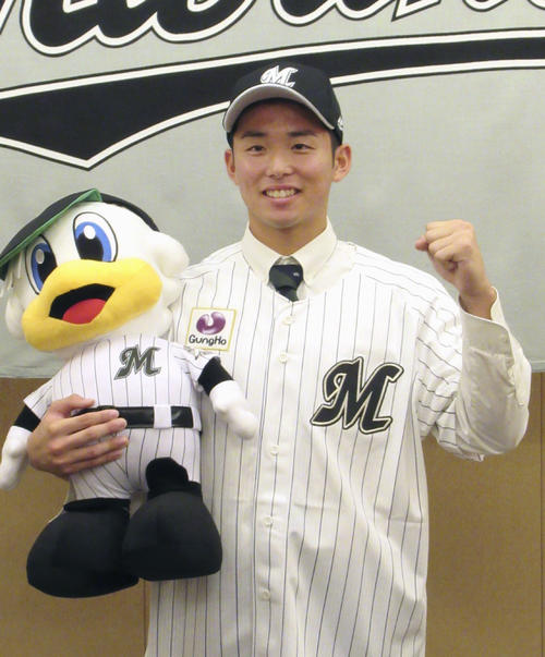 ロッテへの入団が決まりポーズをとる、ドラフト4位の専大松戸高・横山陸人投手(共同)