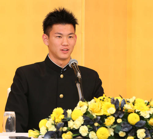 仮契約を終えてプロ野球への意気込みを放す及川（撮影・丹羽敏通）