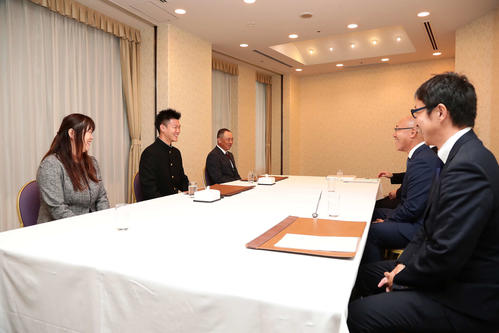 阪神からドラフト3位指名されて両親と共に仮契約の席に臨んだ及川（左中央）。右手前から吉野スカウト、畠山統括スカウト（撮影・丹羽敏通）