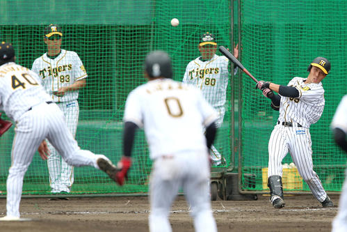 ケース打撃無死二塁、阪神片山雄哉（右）は右前打を放つ（撮影・上山淳一）