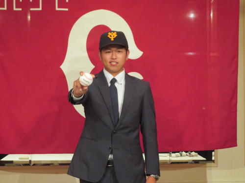 巨人と仮契約し、ポーズを決めるJR東日本・太田（撮影・久保賢吾）