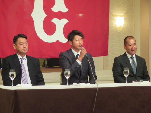 巨人と仮契約し、ポーズを決めるJR東日本・太田（撮影・久保賢吾）