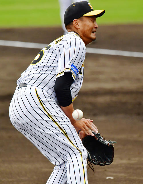シート打撃で大山の打球を足に受ける秋山（撮影・清水貴仁）