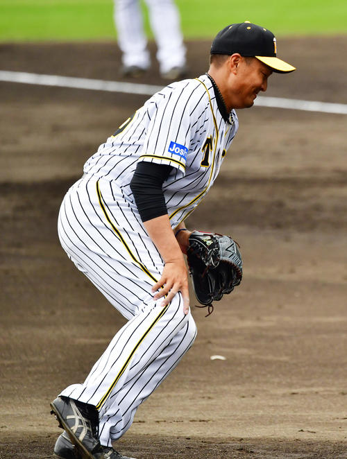 シート打撃で大山悠輔の打球を足に受ける秋山拓巳（撮影・清水貴仁）
