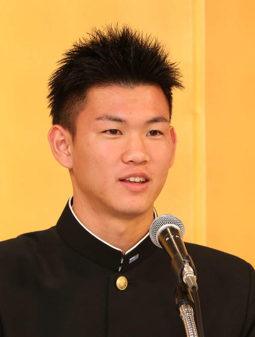 仮契約を終えてプロ野球への意気込みを放す及川（撮影・丹羽敏通）