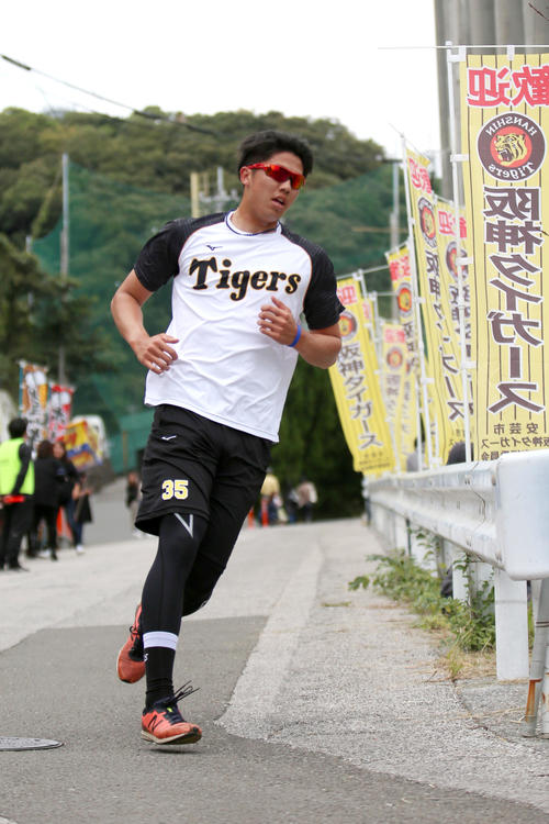 クロスカントリーをトップで快走する才木（撮影・上山淳一）