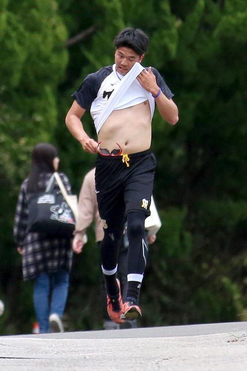 クロスカントリーをトップで快走する才木（撮影・上山淳一）
