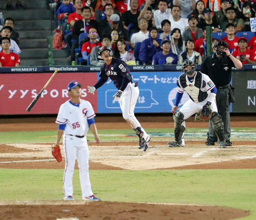 日本対台湾　3回表日本2死一塁、左越え2点本塁打を放ち飛び上がる鈴木。投手廖（撮影・垰建太）