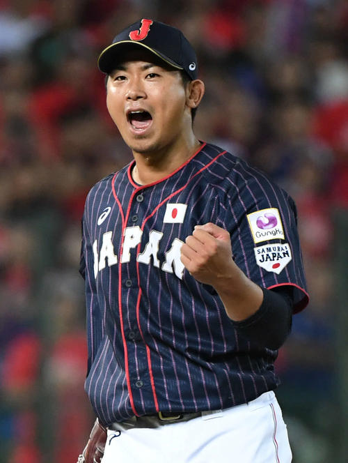日本対台湾　3回裏台湾2死満塁、三振でピンチを切り抜けガッツポーズの今永（撮影・山崎安昭）