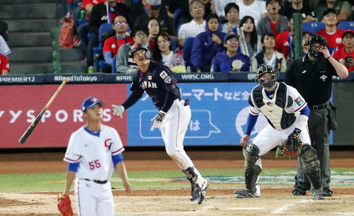 日本対台湾　3回表日本2死一塁、左越え2点本塁打を放ち飛び上がる鈴木。投手王宗豪（撮影・垰建太）