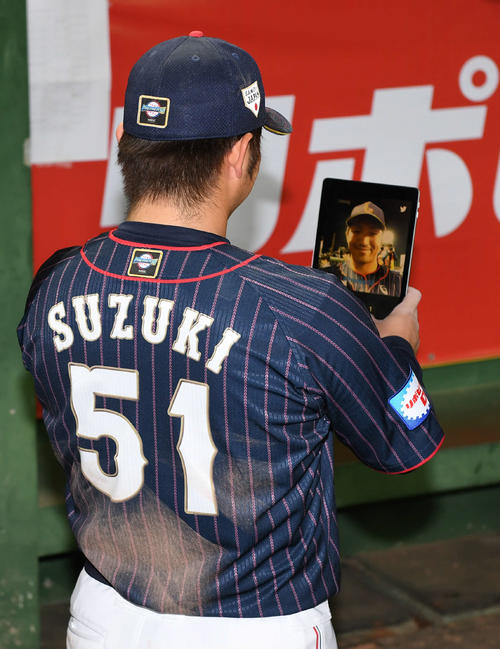 日本対台湾　ヒーローインタビューを終えた鈴木は公式ホームページ用に自撮りする（撮影・山崎安昭）