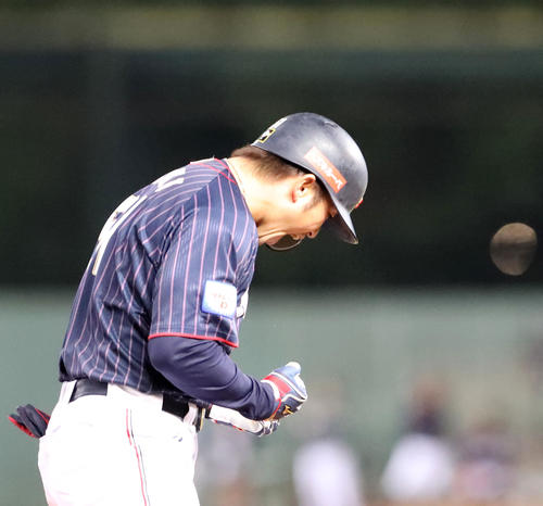 日本対台湾　1回表日本2死二塁、鈴木は左中間に適時三塁打を放ちガッツポーズを見せる（撮影・加藤哉）