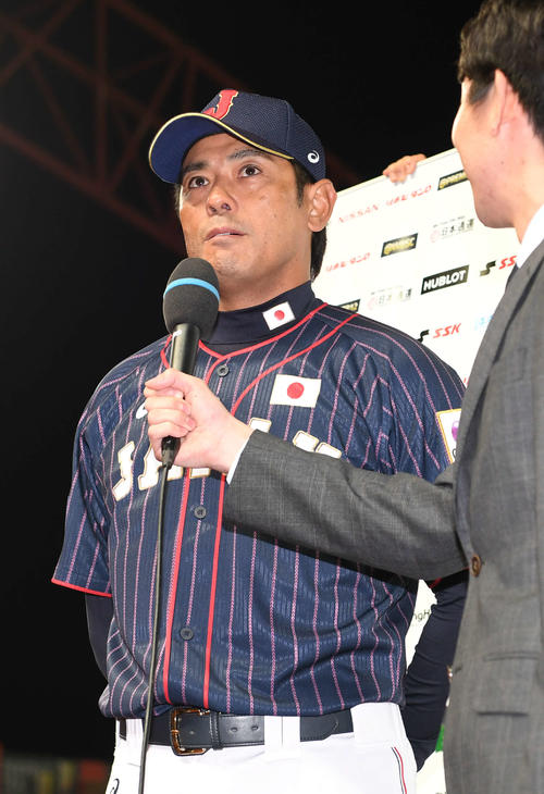 日本対台湾　ヒーローインタビューで選手を称える侍ジャパン稲葉篤紀監督（撮影・山崎安昭）