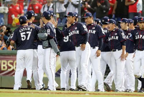 日本対台湾　台湾に勝利しナインをハイタッチで出迎える侍ジャパン稲葉篤紀監督（撮影・加藤哉）