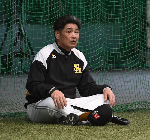 はんぴドームに座り込み、若手を指導する工藤公康監督（撮影・今浪浩三）