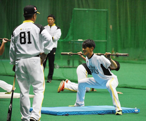 はんぴドームで若手を指導する工藤公康監督（撮影・今浪浩三）